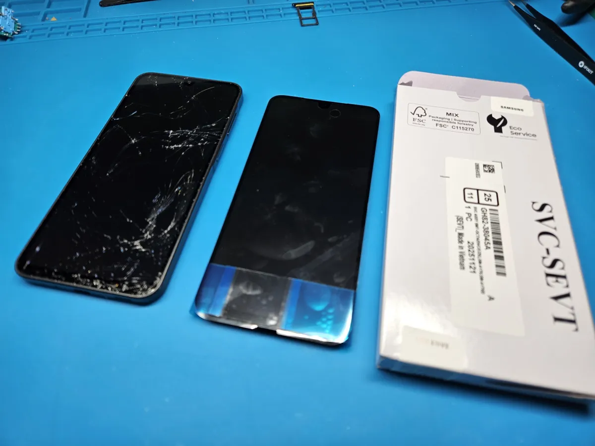 Galaxy A17 battery, main board, charging board and flex cables laid out beside the new screen and frame