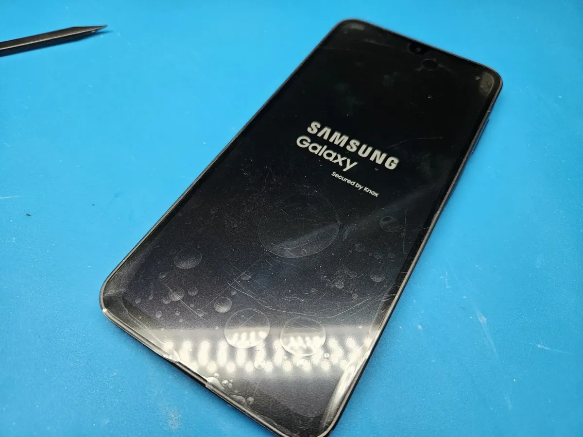 Galaxy A17 powering up on its new genuine Samsung screen